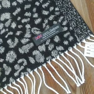 NWT BEAUTIFUL UNISEX 100% CASHMERE SCARF IN REVERSIBLE CHEETA PRINT. 12"×66".